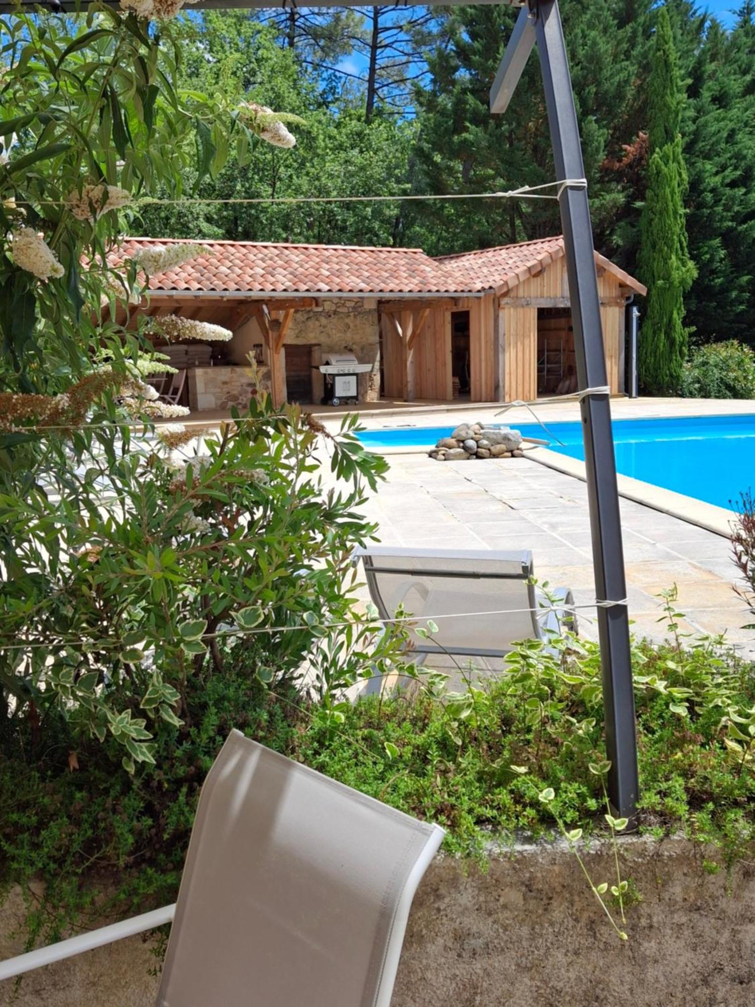 Aux Blanches Pierres Homestay Fumel