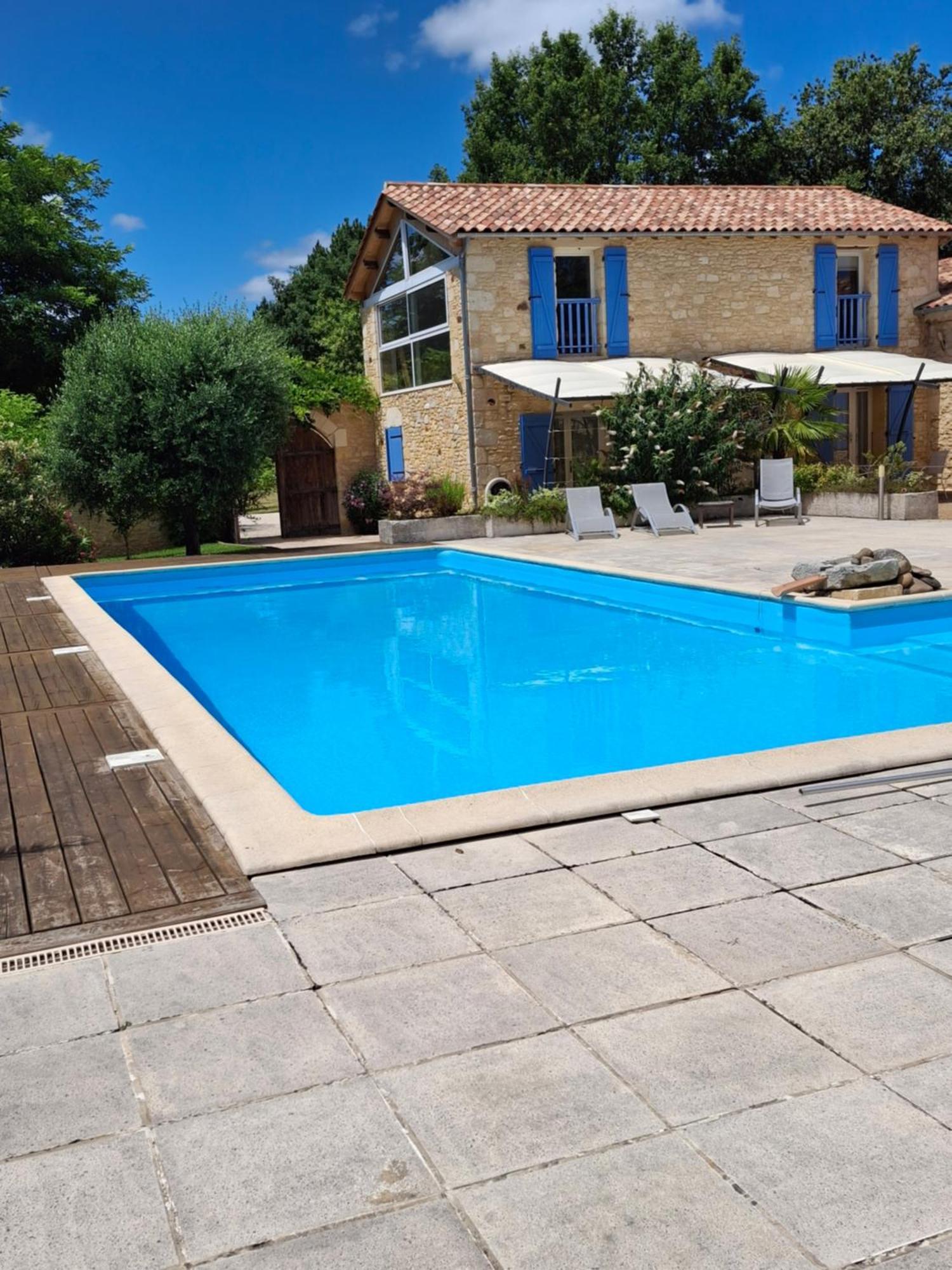 Aux Blanches Pierres Homestay *