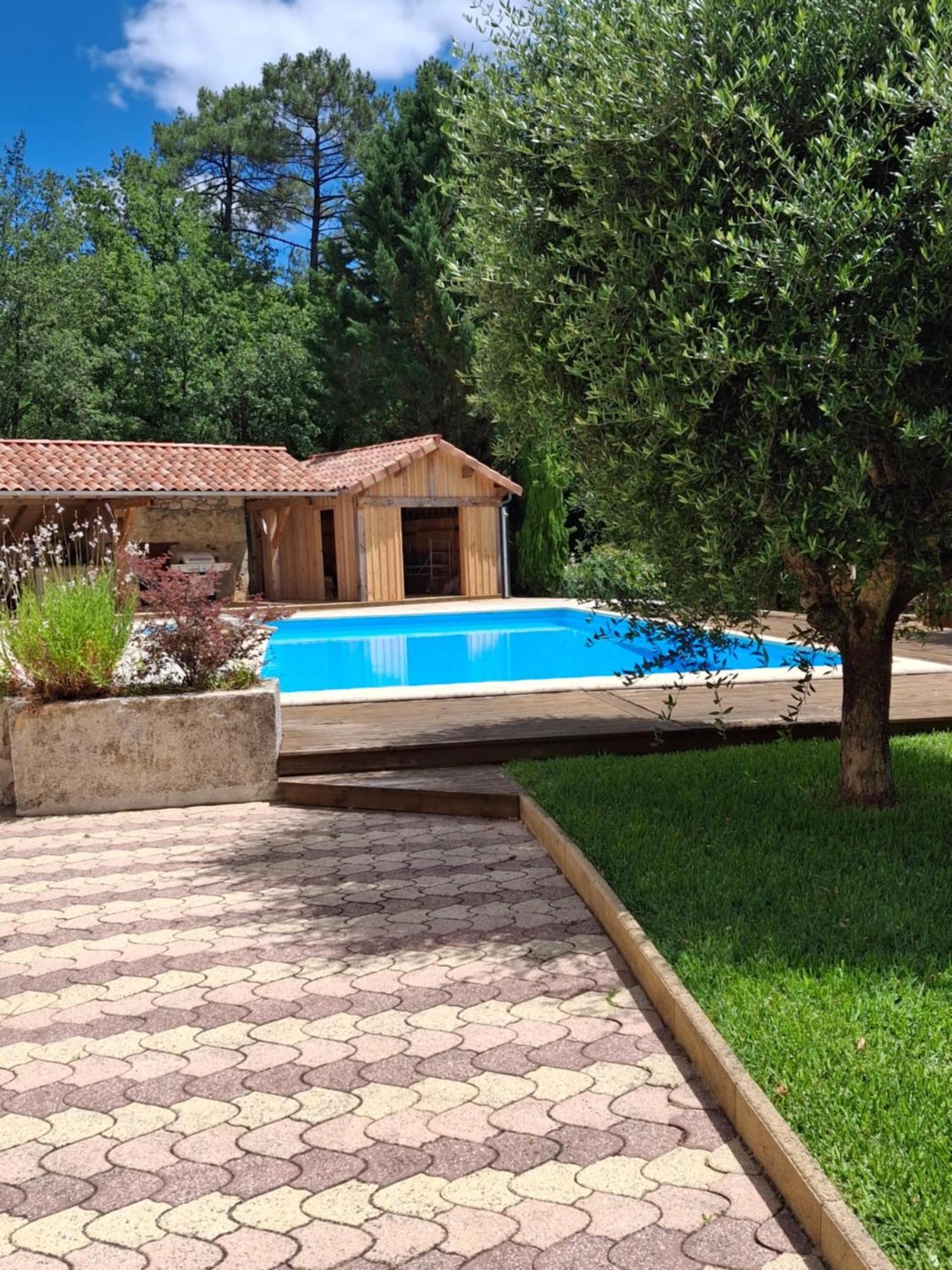 Aux Blanches Pierres Homestay Fumel